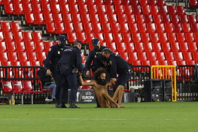 Olmo García, detenido por la seguridad en el Granada-United (Foto: Cordon Press).