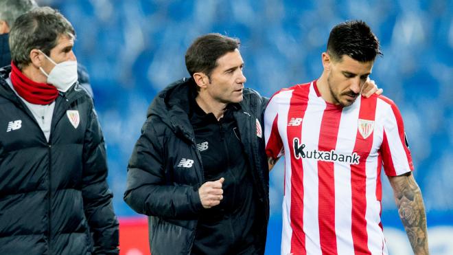 Marcelino consuela a Yuri Berchiche, dolorido en el derbi ante la Real en el Reale Arena (Foto: Athletic Club).
