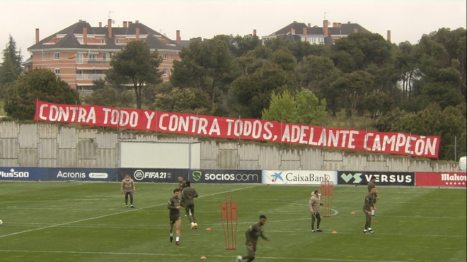 La pancarta en el entreno del Atlético de Madrid.