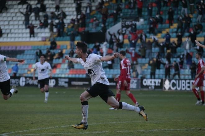 El ex del Real Oviedo Nacho López celebra un gol (Foto: Salamanca UDS).