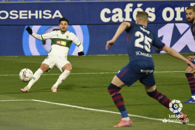 La acción del 1-1 en el Huesca-Elche (Foto: LaLiga).