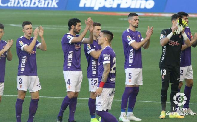 Los jugadores del Sporting aplauden antes del encuentro frente al Tenerife (Foto: LaLiga).