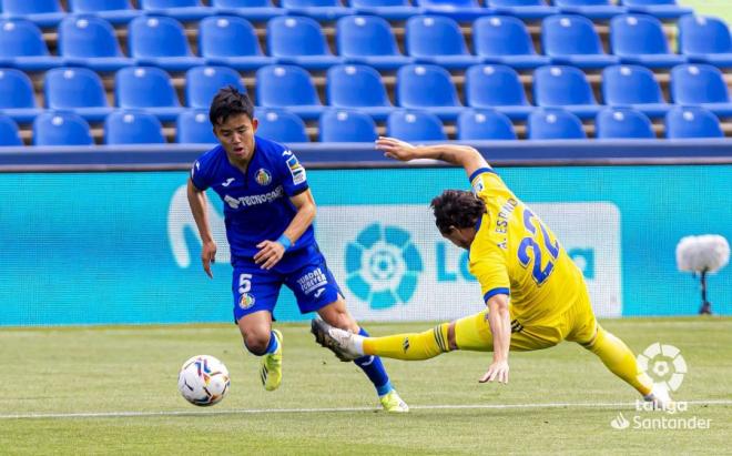 Espino, ante Kubo (Foto: LaLiga).