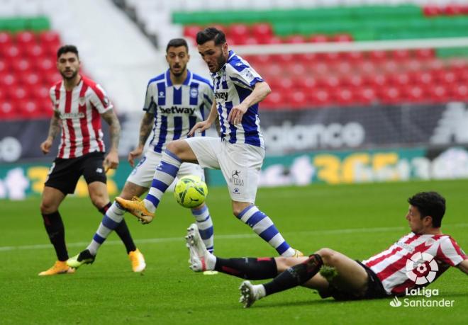 Lucas Pérez controla un balón en el Alavés-Athletic (Foto: LaLiga Santander).