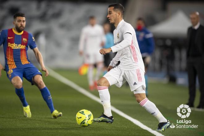 Lucas Vázquez, ante la presión de Jordi Alba, en un partido del Real Madrid (Foto: LaLiga).