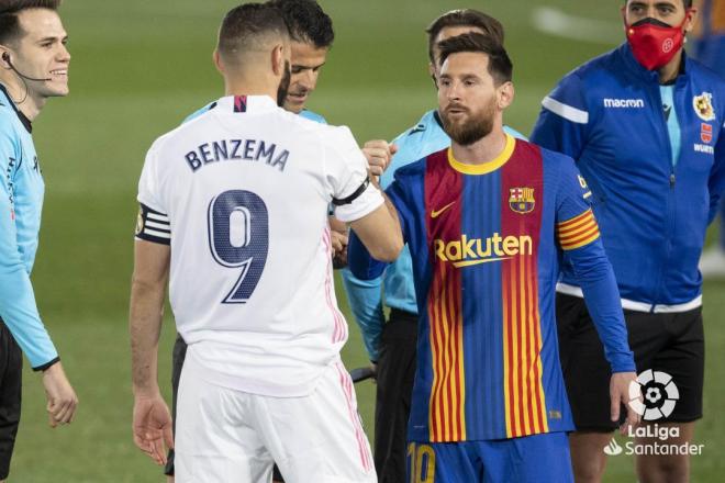 Benzema y Messi se saludan antes del Clásico (Foto: LaLiga).