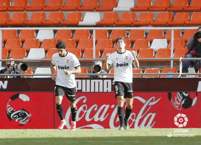 Gabriel Paulista celebra su gol en el Valencia-Real Sociedad (Foto: LaLiga).