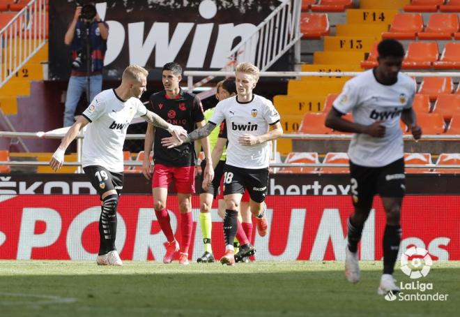 Carlos Fernández ríe mientras Wass celebra su gol (Foto: LaLiga).