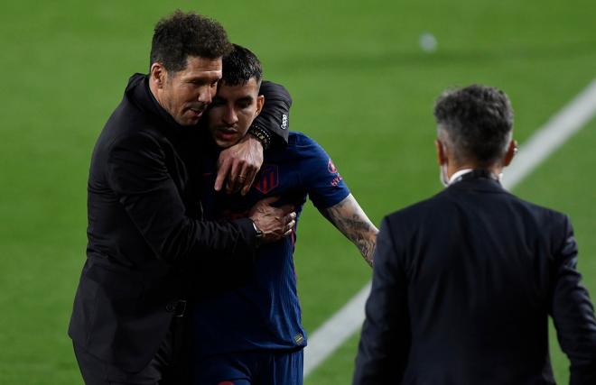 Simeone abraza a Correa en el Villamarín (Foto: Kiko Hurtado).