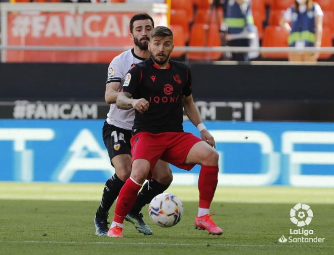 Gayá presiona a Portu durante el Valencia-Real Sociedad (Foto: LaLiga).