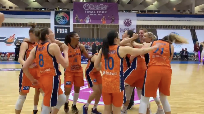 Las jugadoras del Valencia Basket celebran el título.