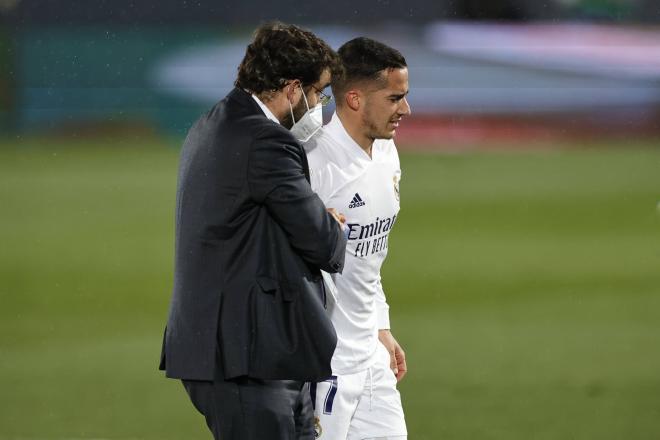 Lucas Vázquez tiene que abandonar lesionado El Clásico del fútbol español (FOTO: Cordon Press)
