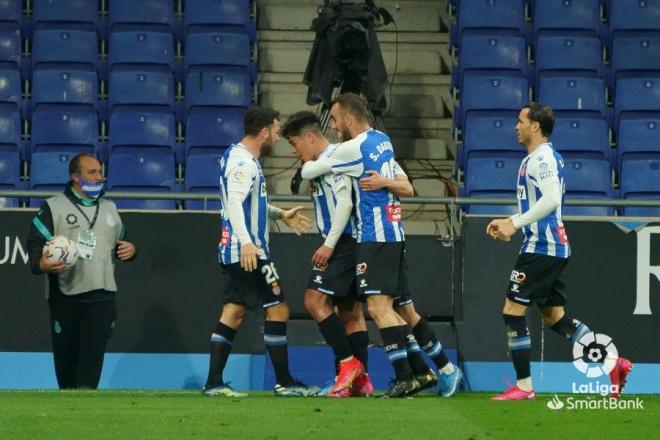 Nico Melamed celebra junto a sus compañeros el gol de la victoria en el Espanyol-Leganés (Foto: L