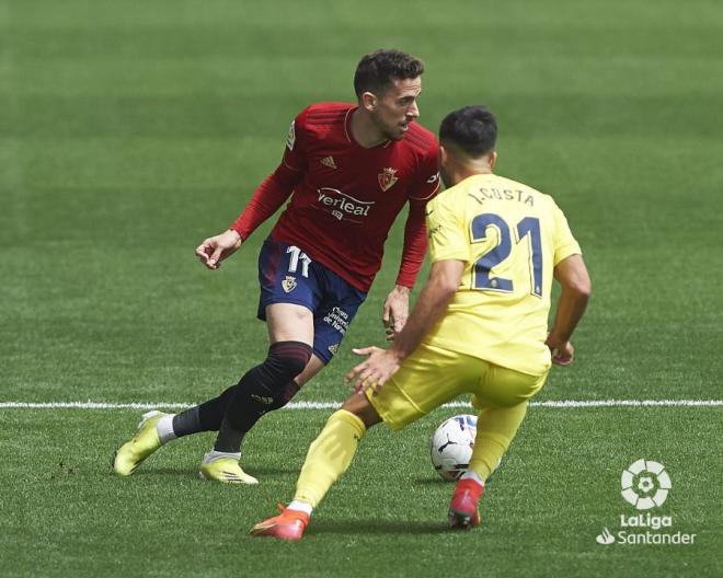 Kike Barja trata de irse de la presión de Jaume Costa en un Villarreal-Osasuna (Foto: LaLiga).