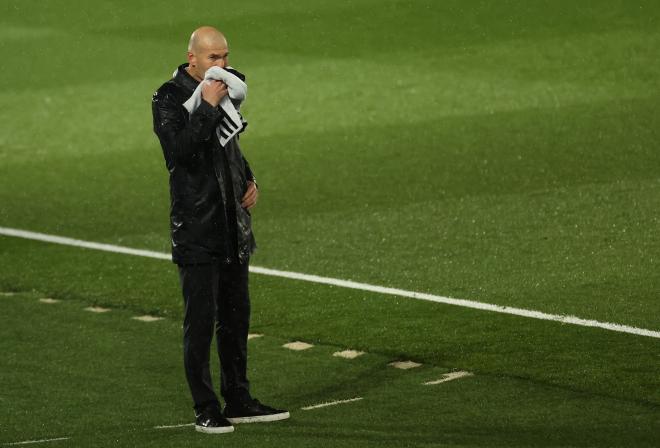 Zidane se seca durante el Clásico (FOTO: EFE).