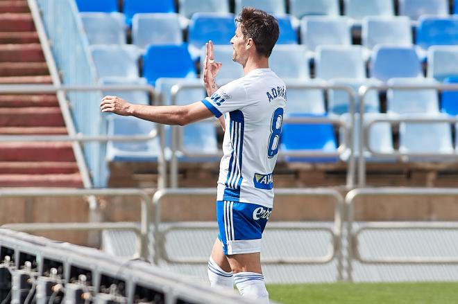 Adrián celebra el primer gol del encuentro entre el Real Zaragoza - Almería (Foto: Dani Marzo).