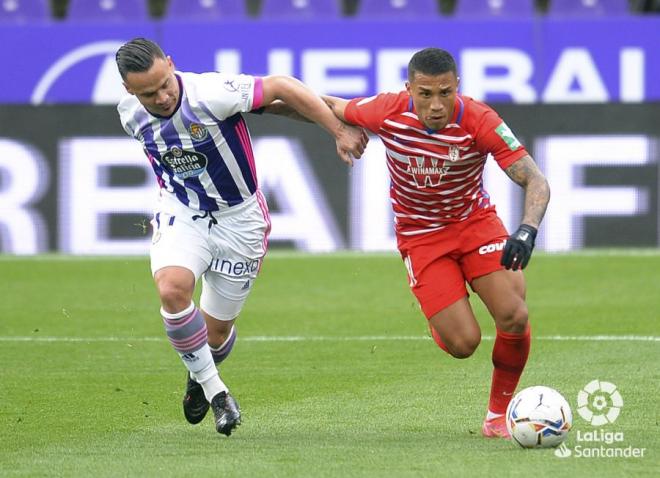 Roque Mesa pelea por un balón ante Machis (Foto: LaLiga).