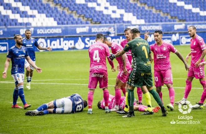 Varios jugadores discuten durante el Oviedo-Las Palmas (Foto: Oviedo).