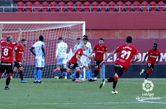 Víctor Mollejo celebra su primer gol con el Mallorca, ante el Lugo (Foto: LaLiga).