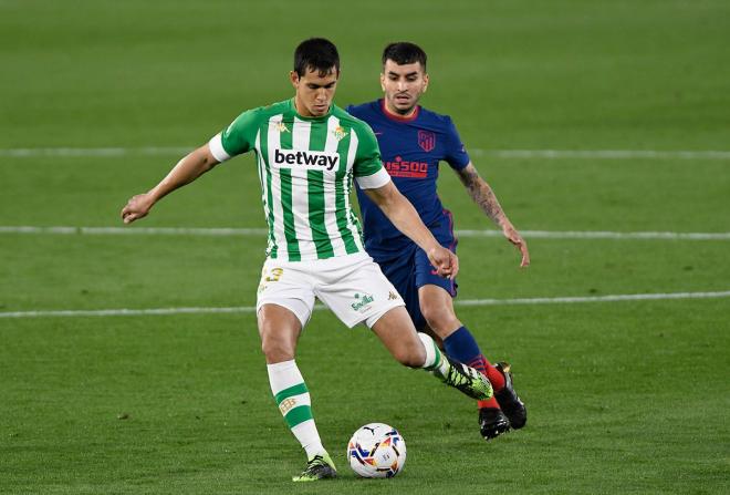 Mandi, relacionado con el Villarreal, en el duelo contra el Atlético (Foto: Kiko Hurtado).