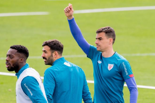 Dani García hace un gesto en Lezama junto con Iñaki Williams y Mikel Balenziaga (Foto: Athletic Club).