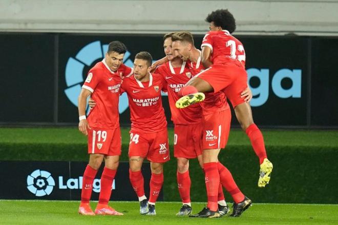 Los jugadores del Sevilla celebran el gol del Papu Gómez (Foto: SFC).