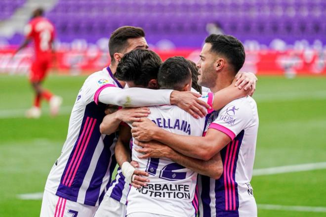 Fabián Orellana, abrazado tras el gol anotado al Granada CF (Foto: Real Valladolid).