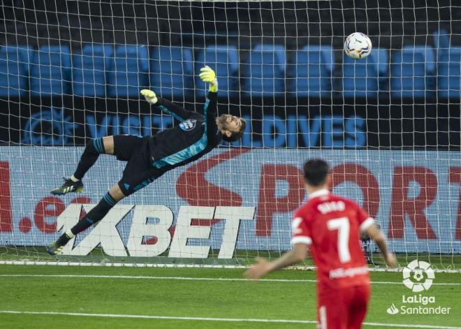 Iván Villar, en el gol de Koundé (Foto: LaLiga).