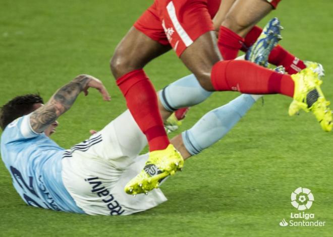 Koundé lesiona a Mina durante el Celta-Sevilla (Foto: LaLiga).
