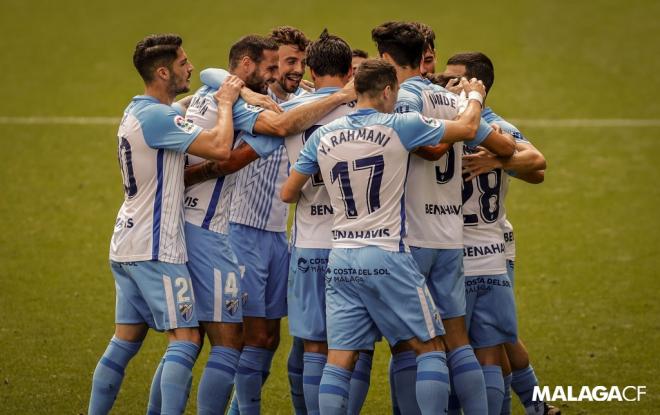 Piña de los jugadores del Málaga tras marcar al Albacete (Foto: Málaga CF).
