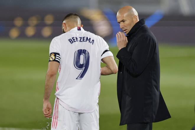 Zidane da indicaciones a Benzema en un partido del Real Madrid (Foto: Cordon Press).