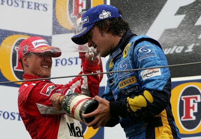 Fernando Alonso celebra en Imola su triunfo ante Schumacher en 2005 (Foto: Movistar F1).