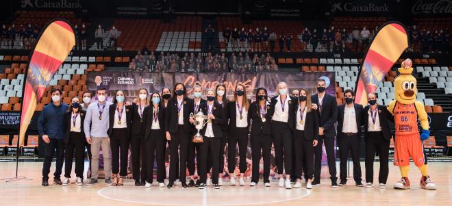 València se vuelca con las campeonas del Valencia Basket (Fotos: M. A. Polo / I. Ferrera)