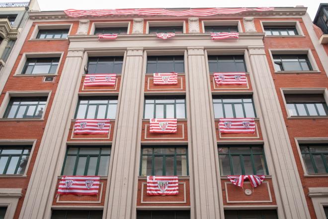 Las banderas de apoyo al Athletic Club no abandonan los balcones de Bilbao y de toda Bizkaia entera.