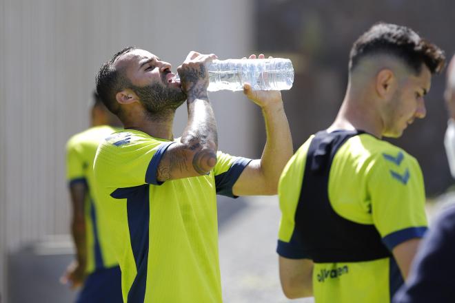 Jesé, hidratándose durante un entrenamiento (Foto: @UDLP_Oficial).
