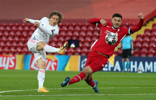 Luka Modric dispara delante de Phillips durante el Liverpool-Real Madrid (Foto: Cordon Press).