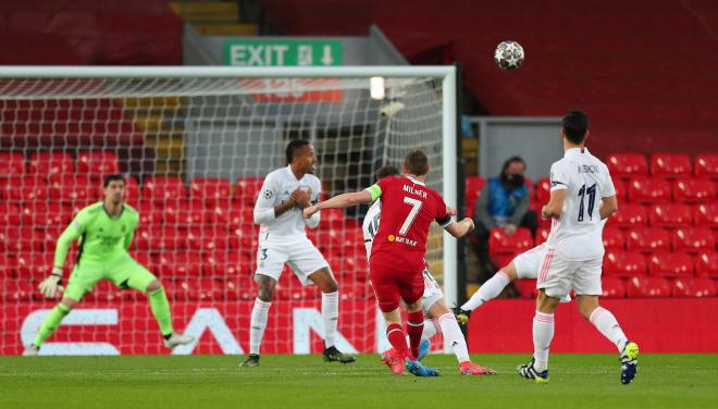Milner dispara desde la frontal durante el Liverpool-Real Madrid (Foto: Cordon Press).