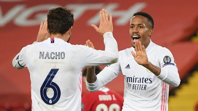 Nacho y Militao chocan durante el Liverpool-Real Madrid (Foto: Cordon Press).