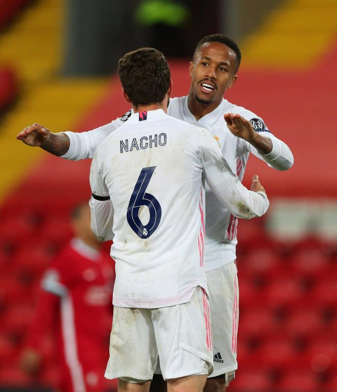 Nacho y Militao se abrazan durante el Liverpool-Real Madrid (Foto: Cordon Press).