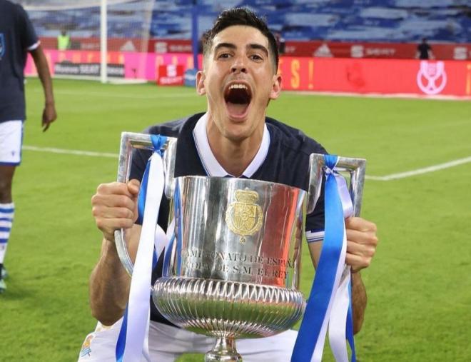 Carlos Fernández sujeta la Copa del Rey ganada por la Real Sociedad en abril de 2021 (Foto: Real Sociedad).