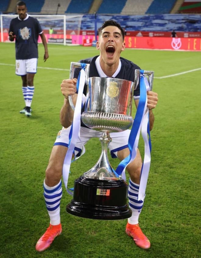 Carlos Fernández sujeta la Copa del Rey ganada por la Real Sociedad (Foto: Real Sociedad).