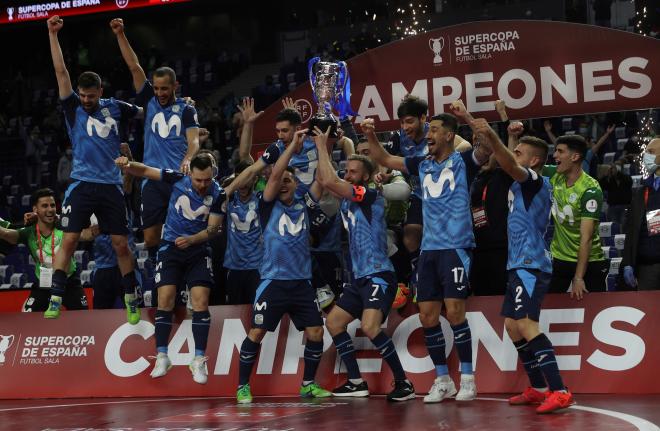 El Movistar Inter celebra la Supercopa de España (FOTO: EFE).
