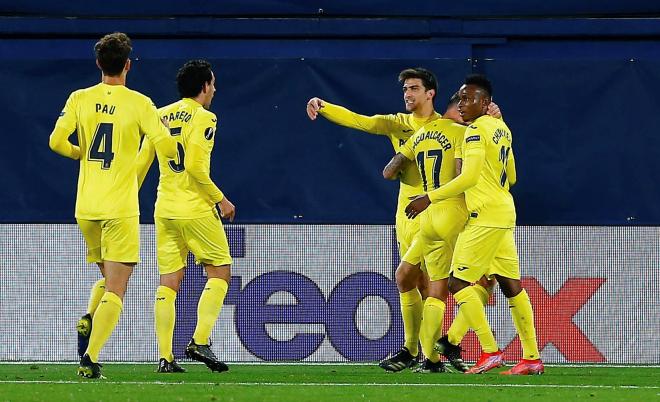 Los jugadores del Villarreal celebran el gol de Alcácer en Europa League frente al Dinamo (FOTO: E