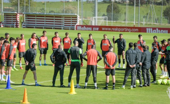 Los jugadores del Sporting escuchan las directrices de Gallego antes del entrenamiento (Foto: RSG).