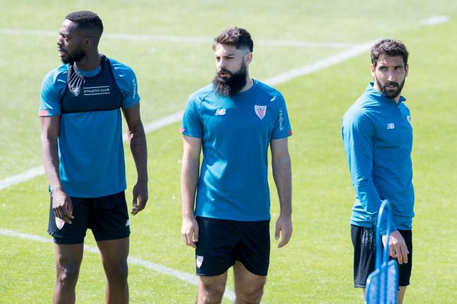Iñaki Williams, Asier Villalibre y Raúl García en el último entrenamiento en Lezama (Foto: Athletic Club).