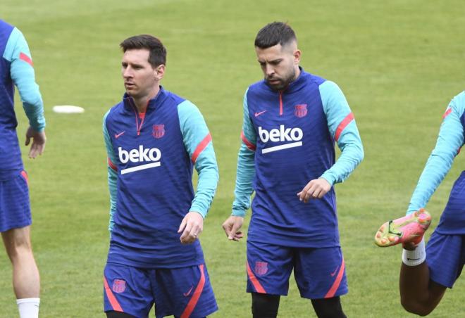 Leo Messi y Jordi Alba, bajos las órdenes de Koeman, en el entrenamiento del Barcelona en La Cartuja (FOTO: Kiko Hurtado).