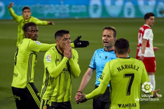 Narváez y Gabriel Fernández reclaman a López Toca el penalti señalado (Foto: LaLiga).