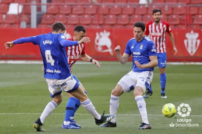 Edgar y Blanco Leschuk presionan a Javi Fuego (Foto: LaLiga).