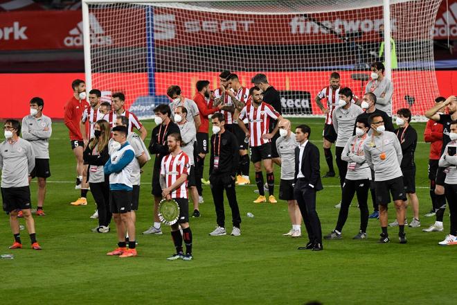 El Athletic contempla en el césped de La Cartuja la celebración del Barça en una final de Copa (Foto: Kiko Hurtado).