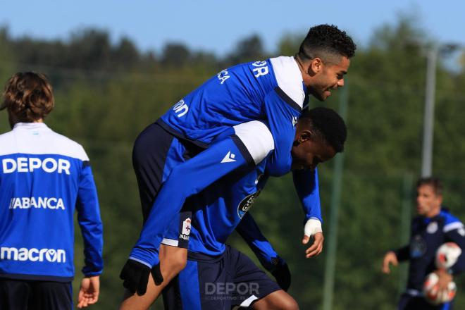 Raí salta sobre Uche en el entrenamiento del Dépor (Foto: RCD).